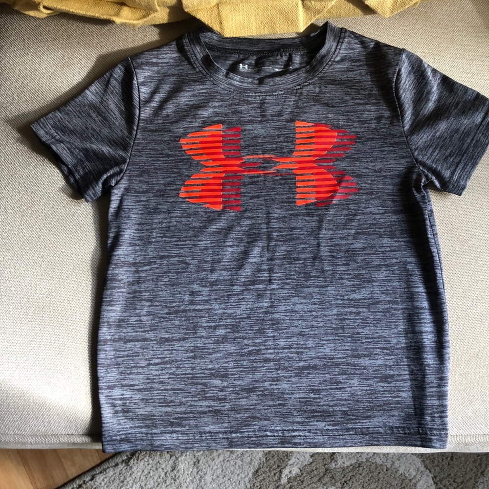 Boys Under Armour Tee Shirt Size 5